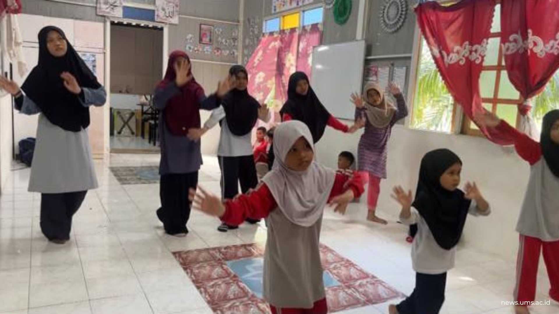Peserta perempuan berkesempatan belajar Tari Bungong Jeumpa