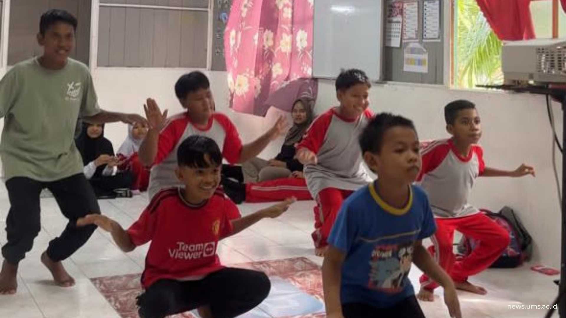 peserta laki-laki diperkenalkan Tari Paijo dari Jawa