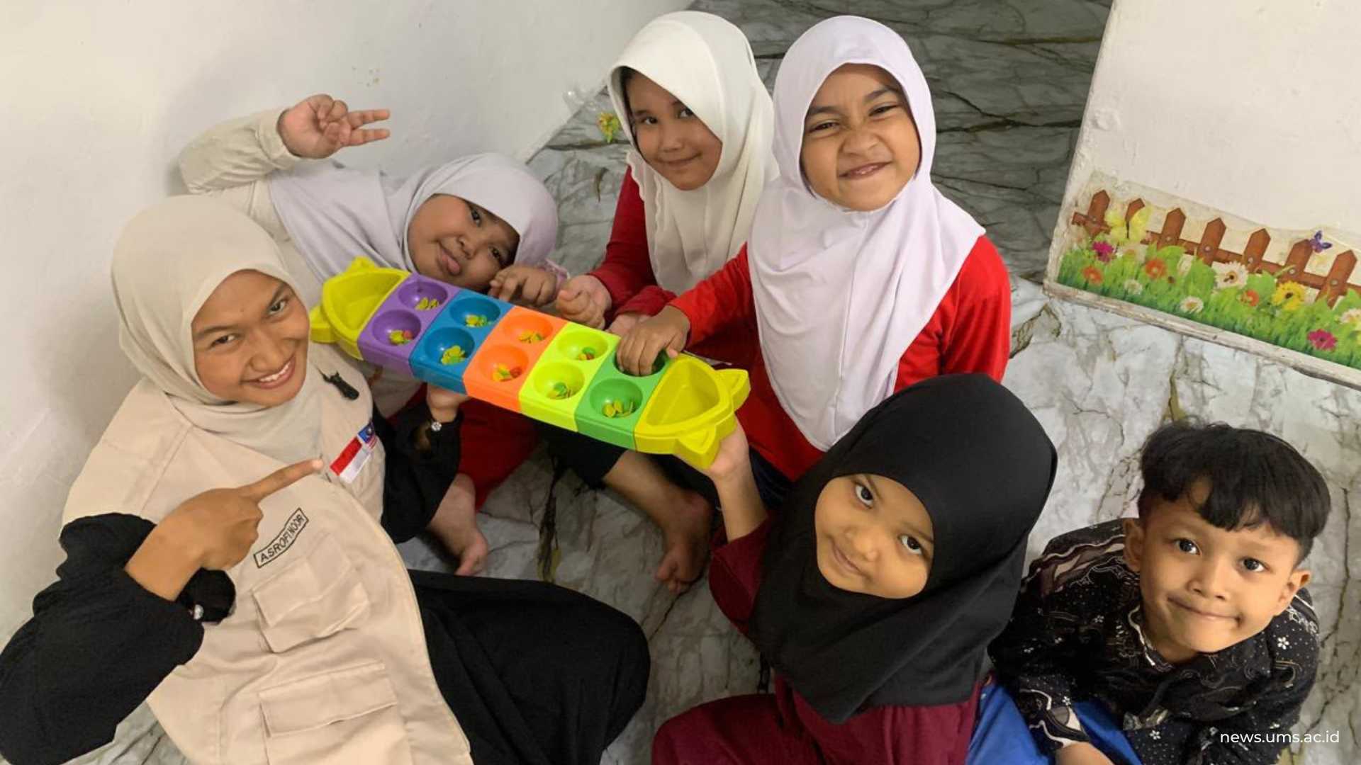 Murid Sanggar Bimbingan Kelana Jaya menikmati bermain congklak