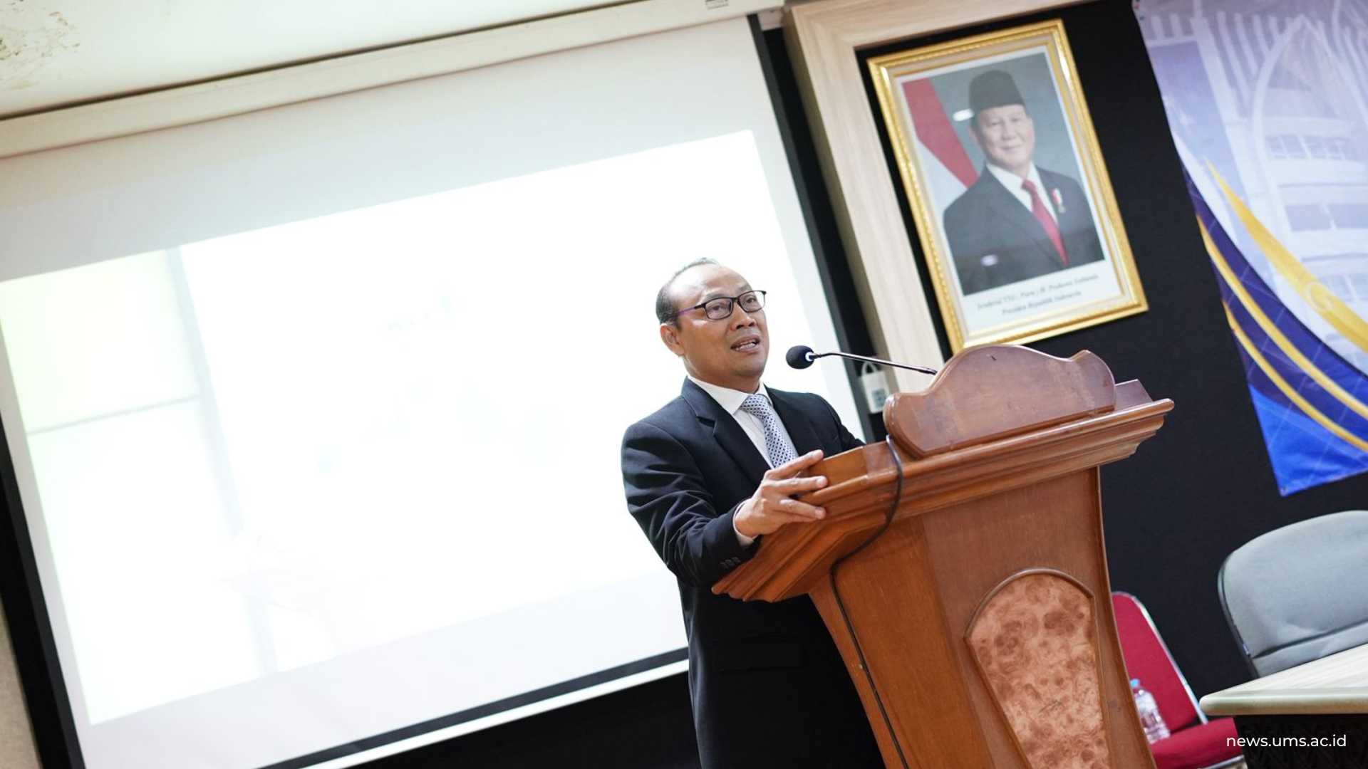 Wakil Rektor I UMS Prof. Ihwan Susila, Ph.D., saat memberikan pesan kepada para calon wisudawan