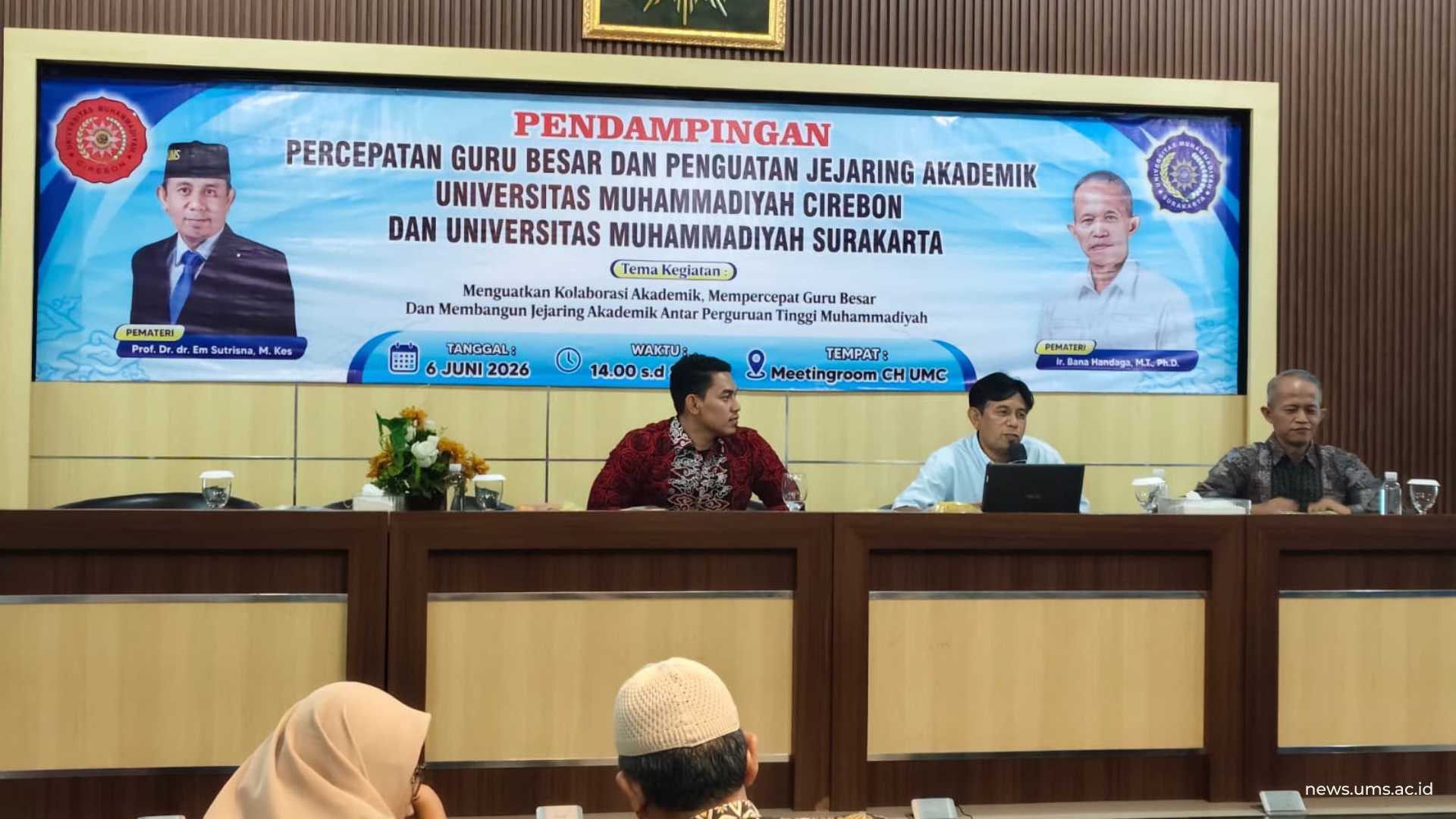 Wakil Rektor IV UMS Prof. Dr. dr. Em Sutrisna, M.Kes., (tengah) saat memberikan sambutan dan materi di UMC