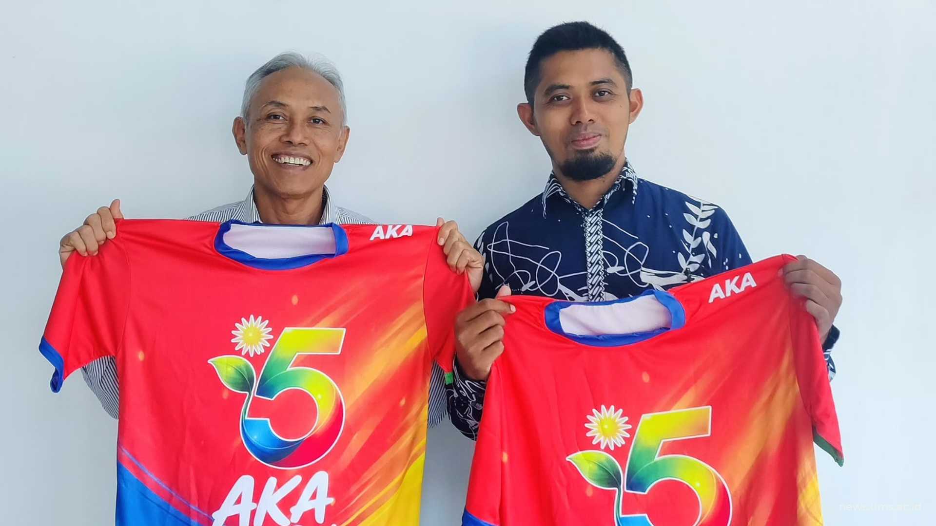 Rektor UMS Prof. Dr. Harun Joko Prayitno, M.Hum., (kiri) mengajak untuk mengikuti AKA Fun Run