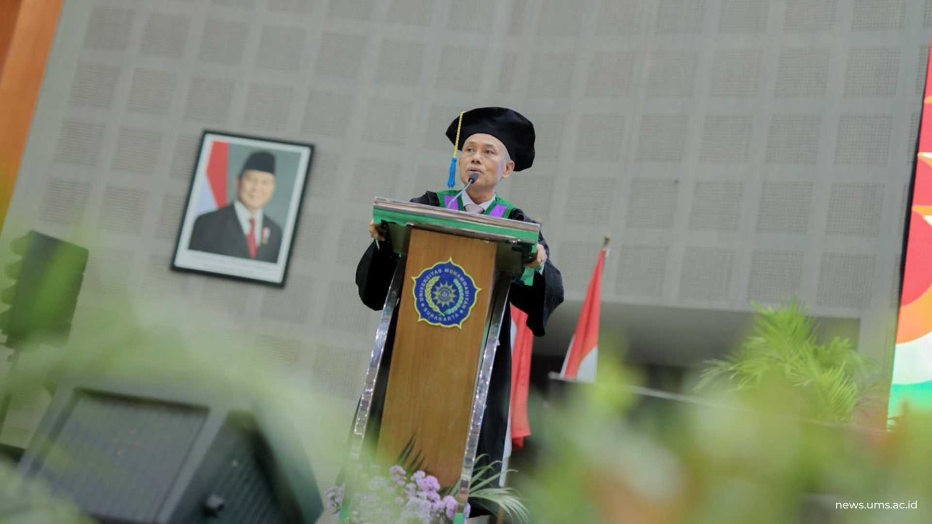 Rektor UMS, Prof. Harun Joko Prayitno, M.Hum., mengucapkan selamat kepada lulusan Wisuda Program Sarjana, Magister, dan Doktor Periode IV Tahun Akademik 2025/2026. Dok.Humas UMS