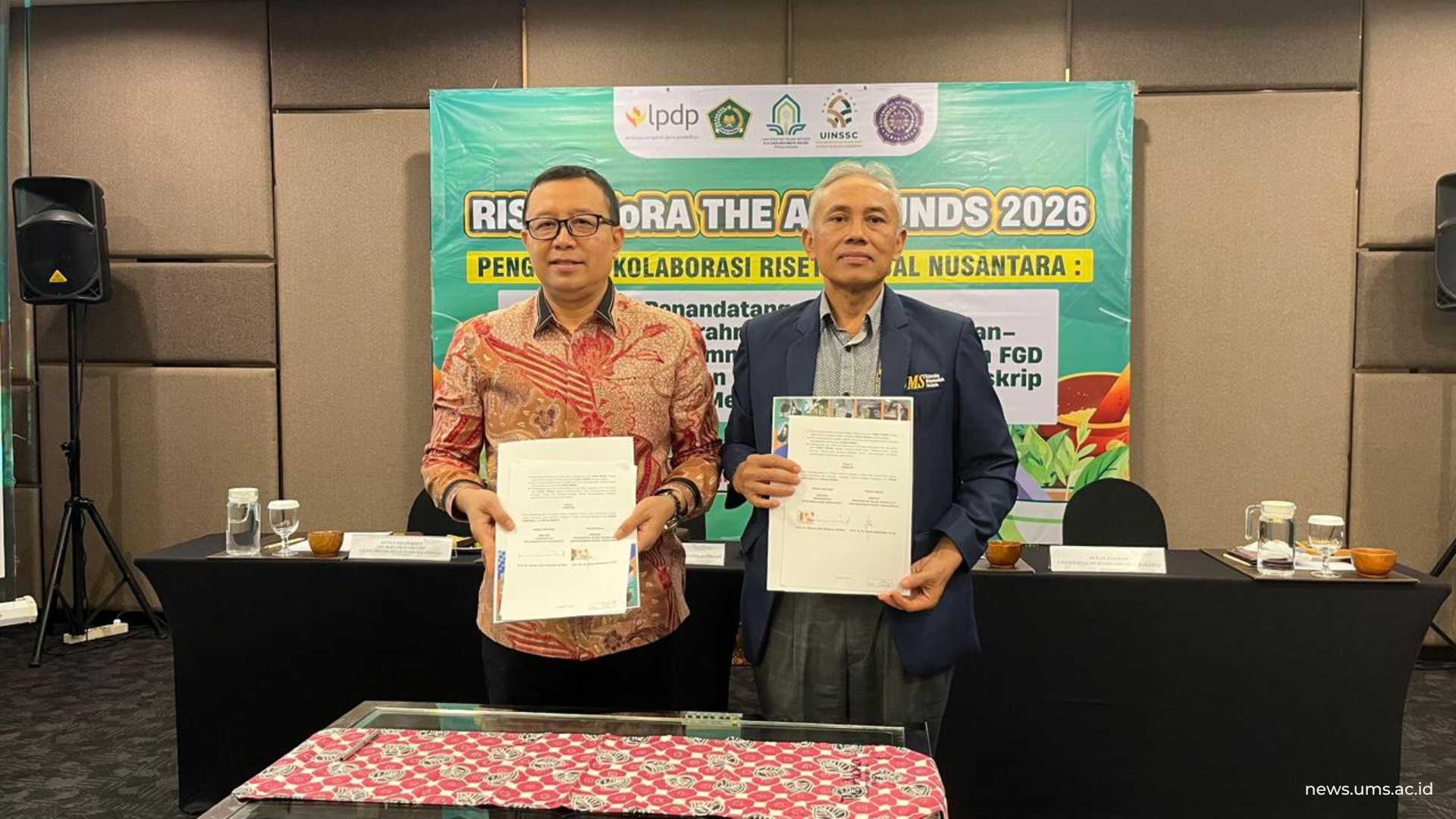 Rektor UMS Prof Dr. Harun Joko Prayitno, M.Hum. (kanan) bersama Rektor UIN K.H. Abdurrahman Wahid Pekalongan Prof. Dr. H. Zaenal Mustakim, M.Ag. (kiri).