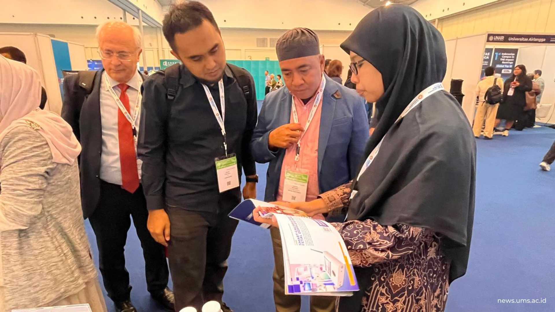 (kanan) Dosen UMS, Ayu Khoirotul Umaroh, SKM., MKM berdiskusi dengan pengunjunb booth