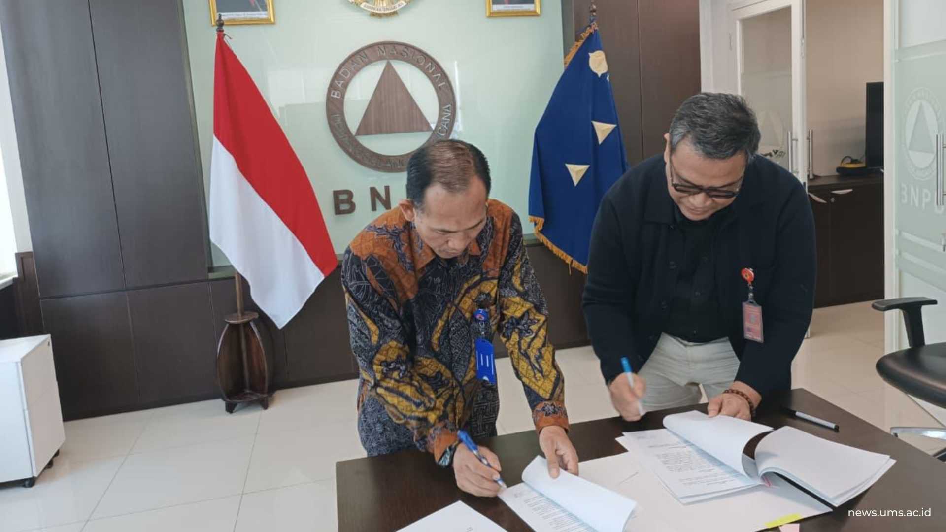 Kasubdit Pengembangan Kemitraan Industri DRKUI UMS Sidiq Permono Nugroho, S.E., M.M. (kiri) bersama Deputi I Sistem dan Strategi BNPB Raditya Jati (kanan).
