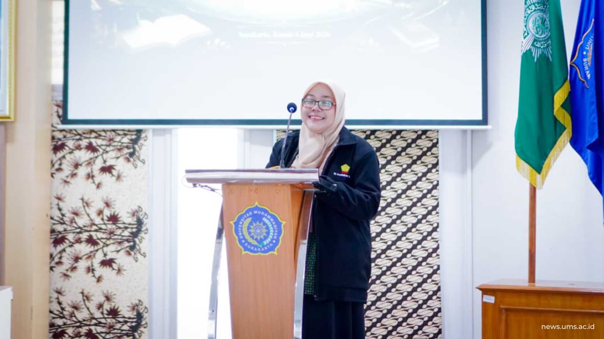 Sambutan Wakil Direktur I Pascasarjana UST, Dr. Ana Fitrotun Nisa, M.Pd., dalam agenda Seminar Nasional dengan tema Transformasi Pendidikan Dasar Berbasis Pembelajaran Mendalam yang Ramah Keberagaman