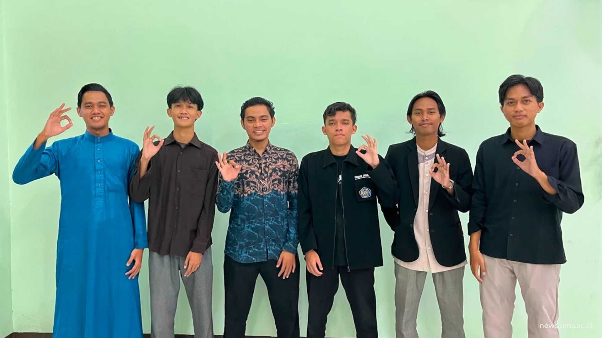 Enam qori’ UKM MPQ yang bertugas dalam Parade Tasmi’ 30 Juz. Para qori’ secara bergantian menyelesaikan bacaan 30 juz Al-Qur’an dalam rangka menyemarakkan Milad UKM MPQ ke-20.