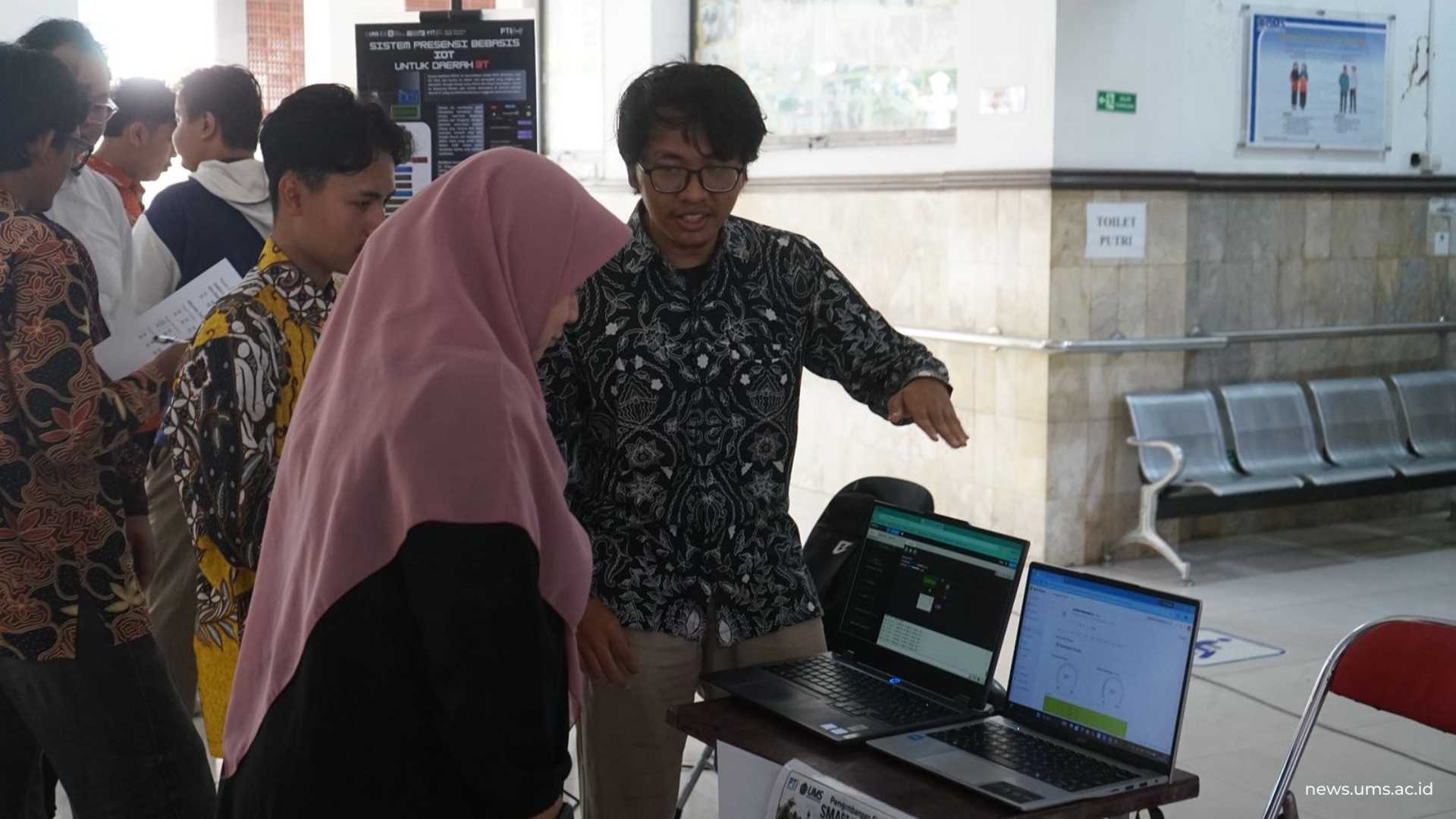 Mahasiswa PTI UMS mempresentasikan produknya