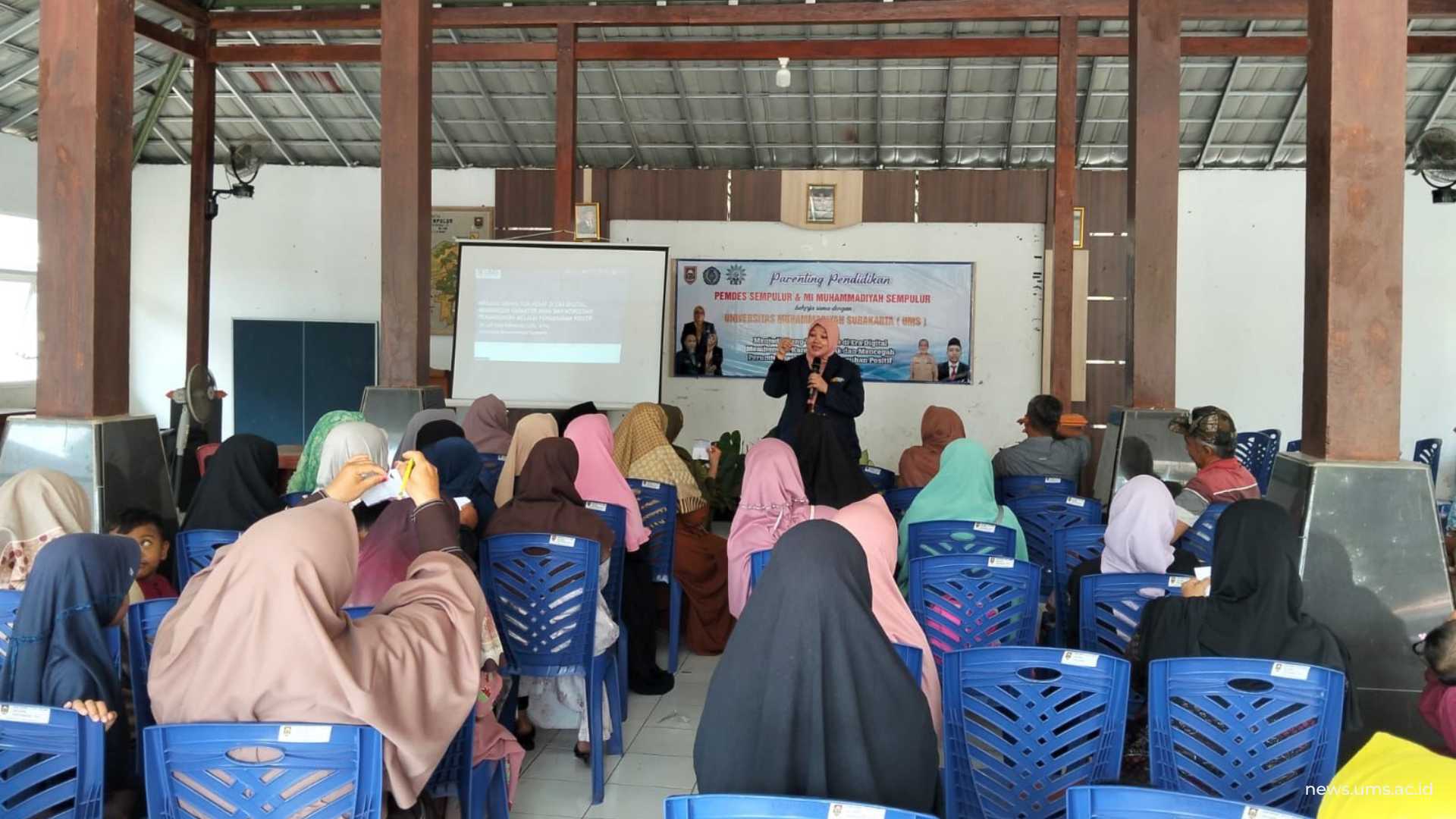 Ketua tim pengabdian UMS, Dr. Laili Etika Rahmawati, S.Pd., M.Pd. saat menyampaikan materinya