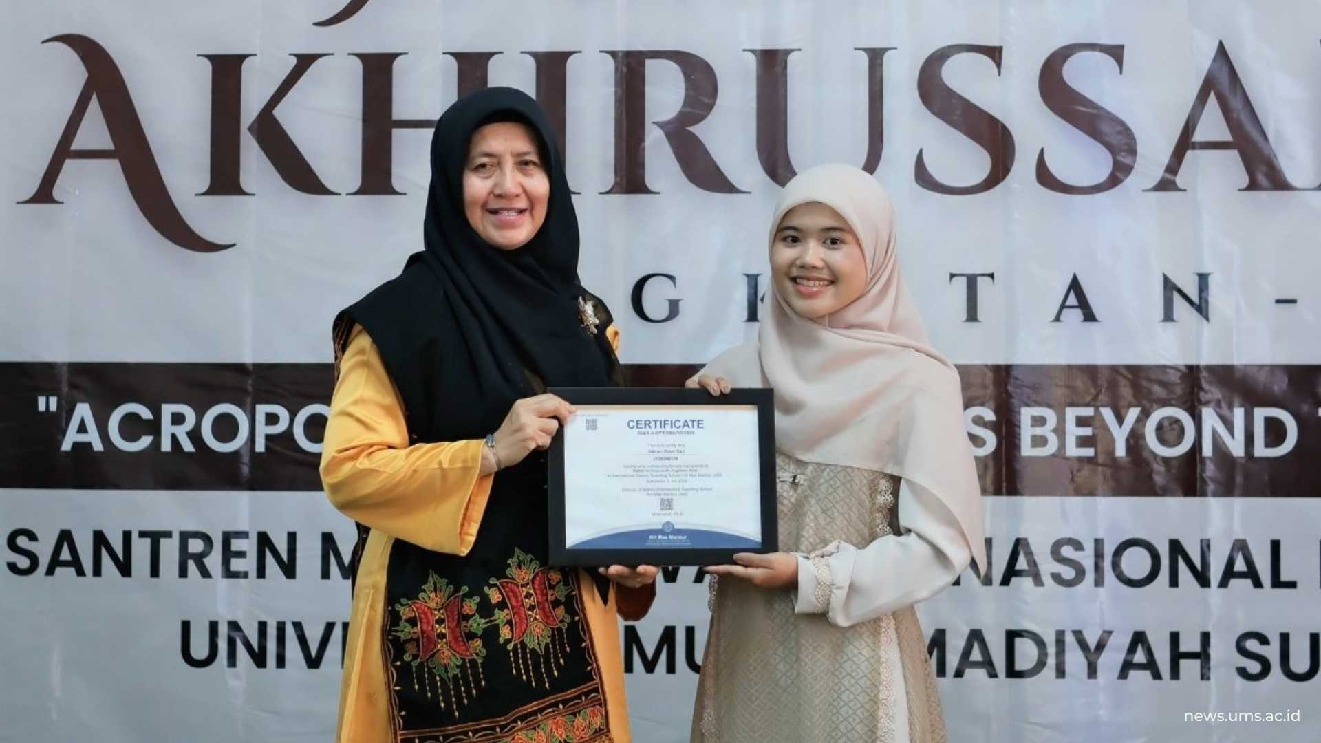 Muamaroh, Ph.D., Kepala Pesma Internasional KH Mas Mansur, menyerahkan sertifikat penghargaan kepada Jabran Ilham Sari sebagai Outstanding Female Mahasantri pada Akhirussanah Angkatan 24.