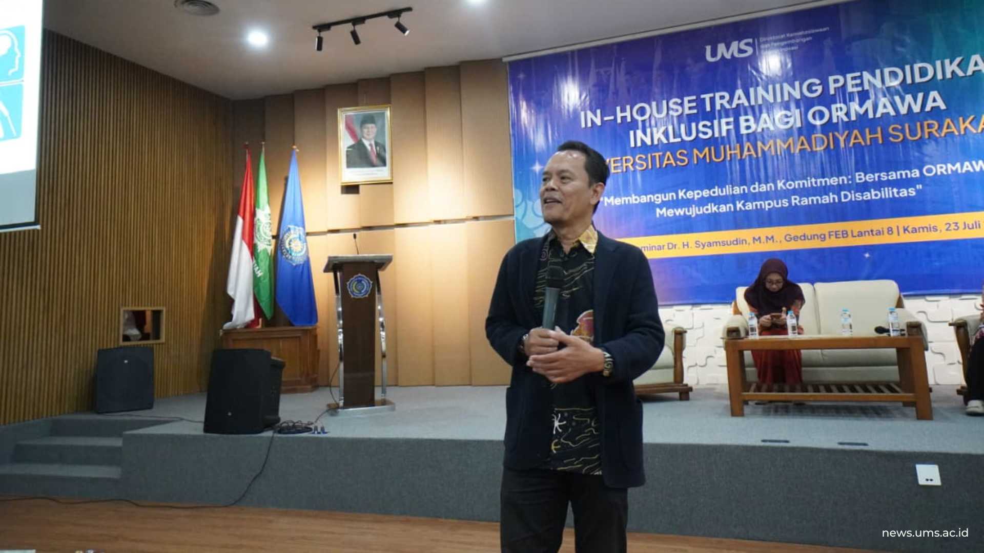 Sesi materi pertama, Dr. Joko Yuwono, M.Pd., menyampaikan materi bertajuk "Kampus Ramah Disabilitas dan Ragam Mahasiswa Disabilitas di Perguruan Tinggi"