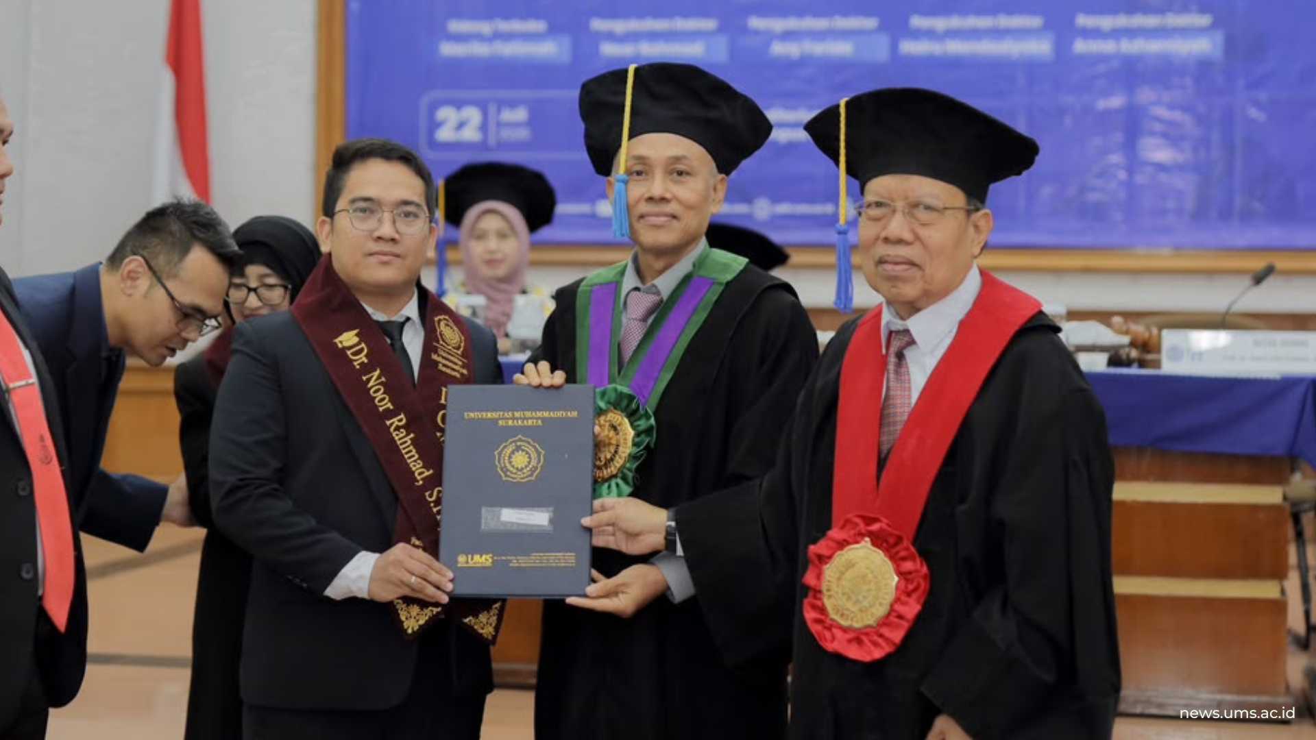 Penyerahan Ijazah kepada oleh Rektor UMS, Prof. Dr. Harun Joko Prayitno, M.Hum., kepada Noor Rahmad