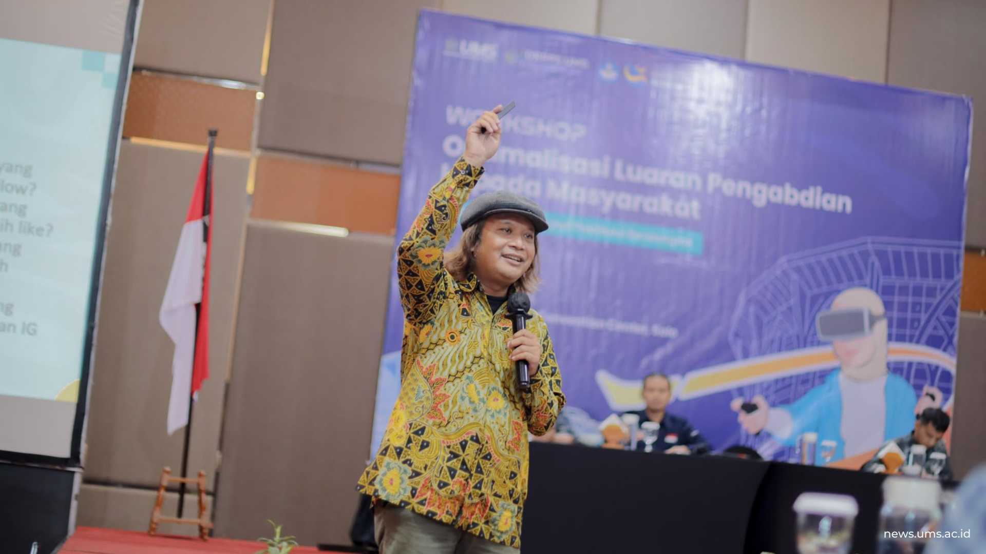 Dr. Fajar Junaedi memberikan materi dalam kegiatan workshop optimalisasi luaran pengabdian kepada masyarakat