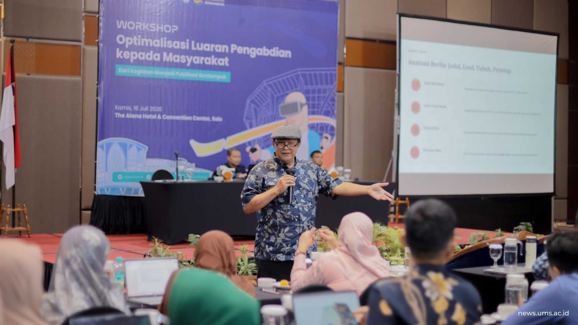 Dr. Budi Santoso memaparkan materi tentang penulisan berita