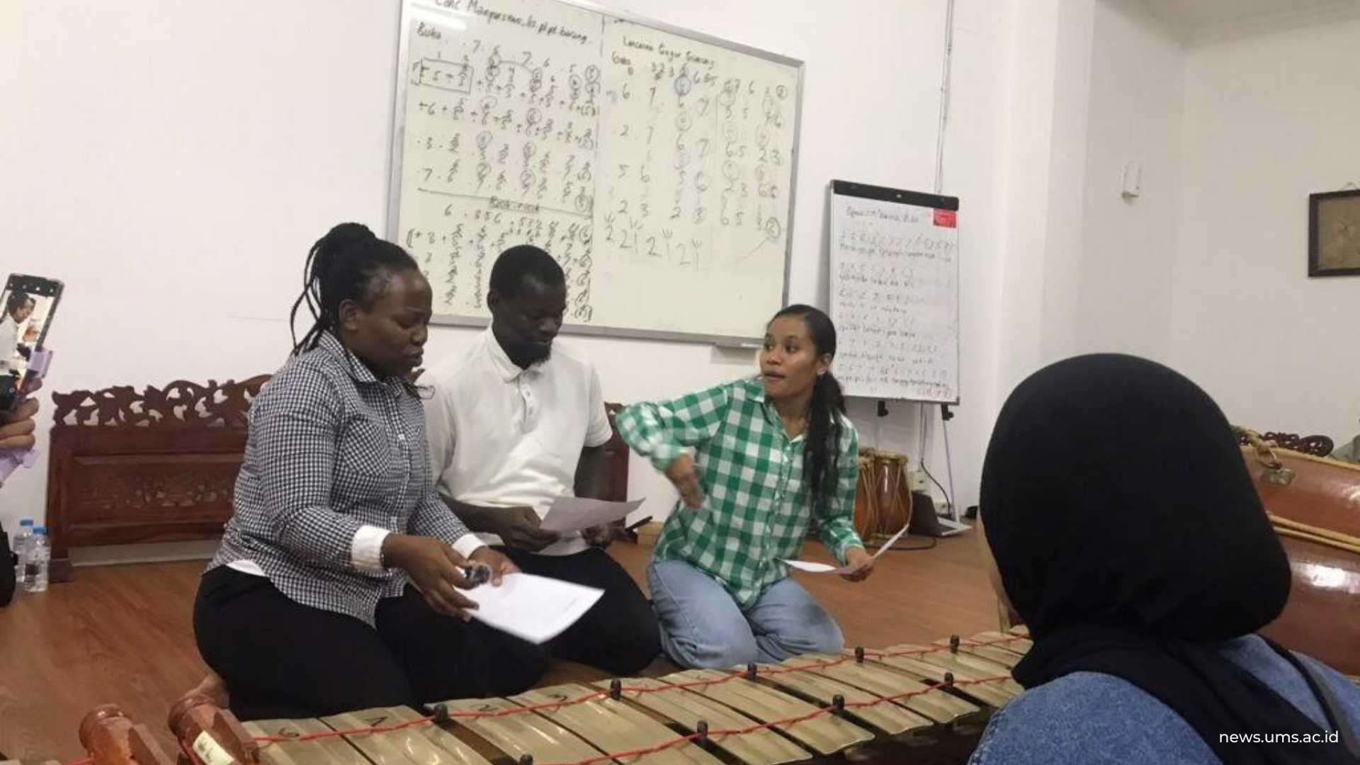 Mahasiswa asing UMS belajar gamelan