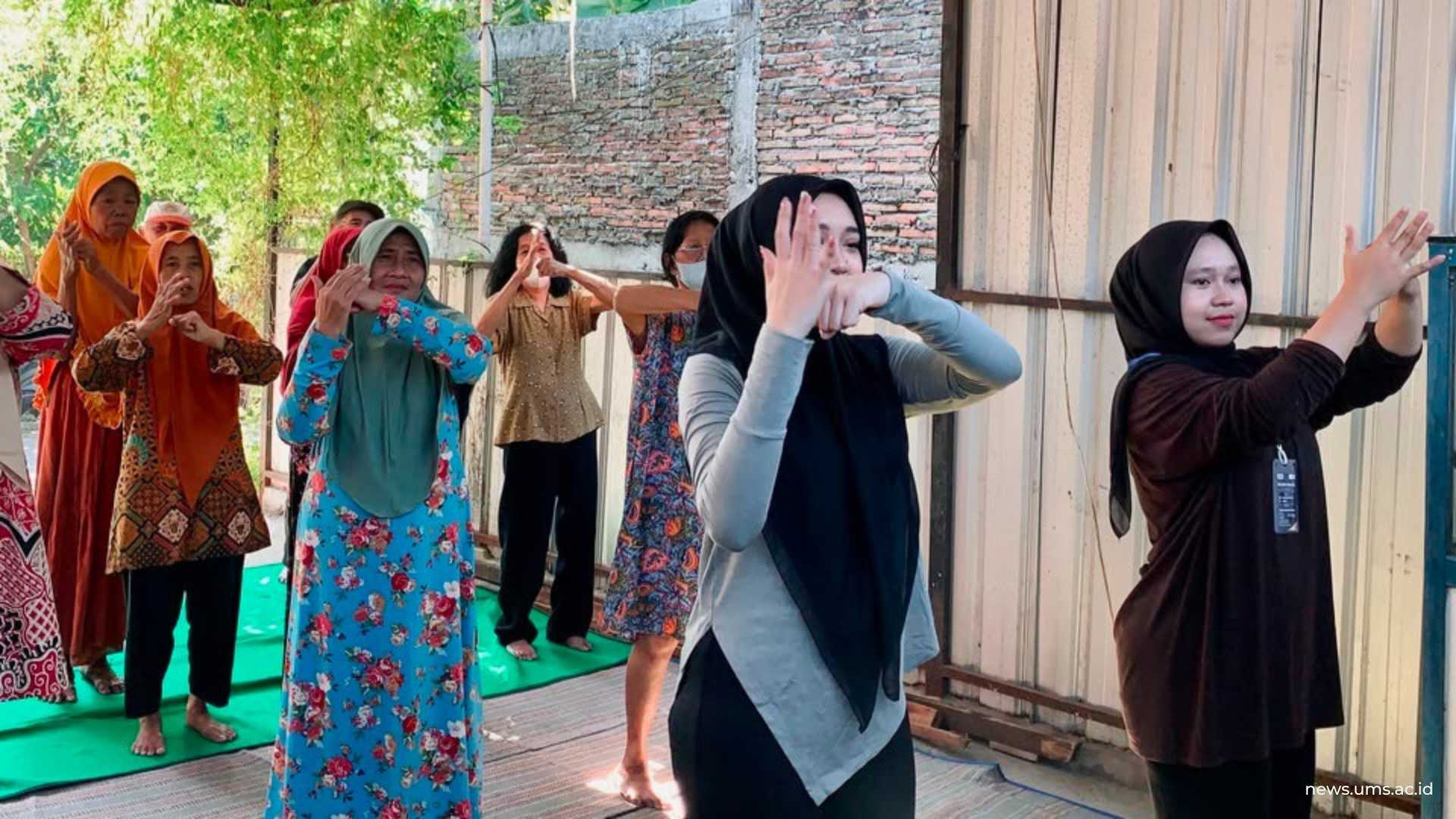 Mahasiswa KKN Tematik FIK UMS Kelompok 33 menghadirkan program Senam Antihipertensi