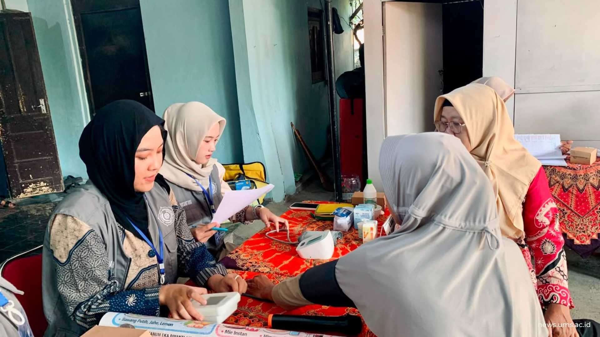 Cek kesehatan oleh Mahasiswa KKN Tematik FIK UMS Kelompok 33