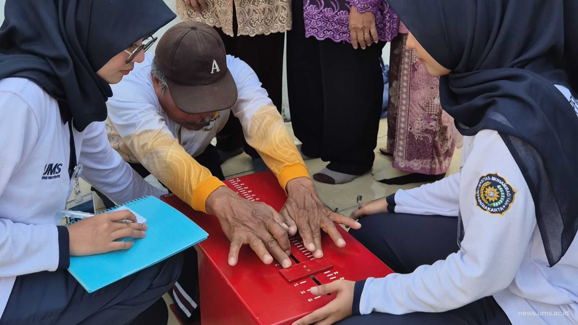 Mahasiswa Profesi Fisioterapis UMS melakukan tes fleksibilitas kepada lansia