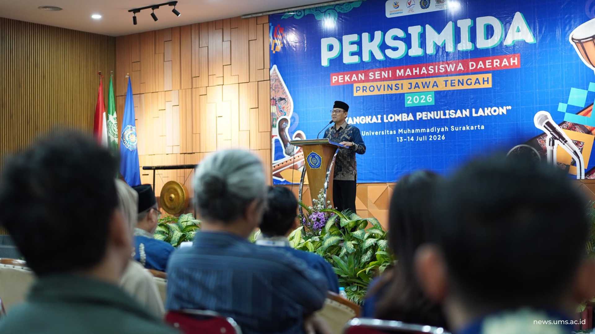Penyampaian sambutan oleh Wakil Rektor I UMS saat penutupan Peksimida Jawa Tengah 2026 Tangkai Lomba Penulisan Lakon