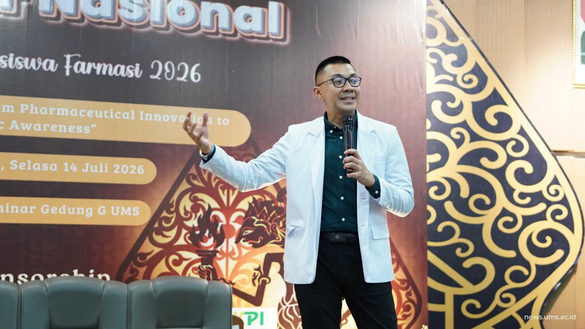 Pemaparan Materi dari dokter sekaligus influencer kesehatan, dr. Gia Pratama Putra