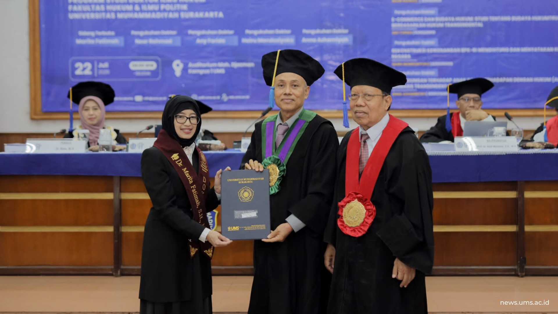 Penyerahan Ijazah oleh Rektor UMS, Prof. Dr. Harun Joko Prayitno, M.Hum