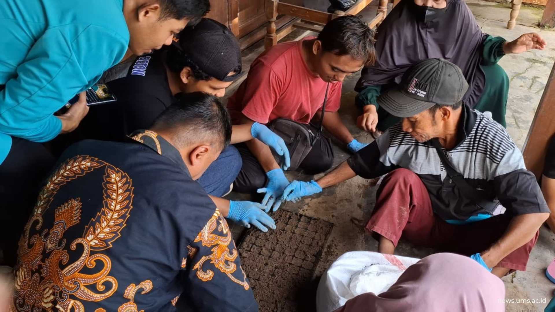 Komunitas Disabilitas Karya Manunggal didampingi oleh mahasiswa UMS praktik menyemai benih tanaman saat praktik pelatihan vermikompos dan terapi hortikultura