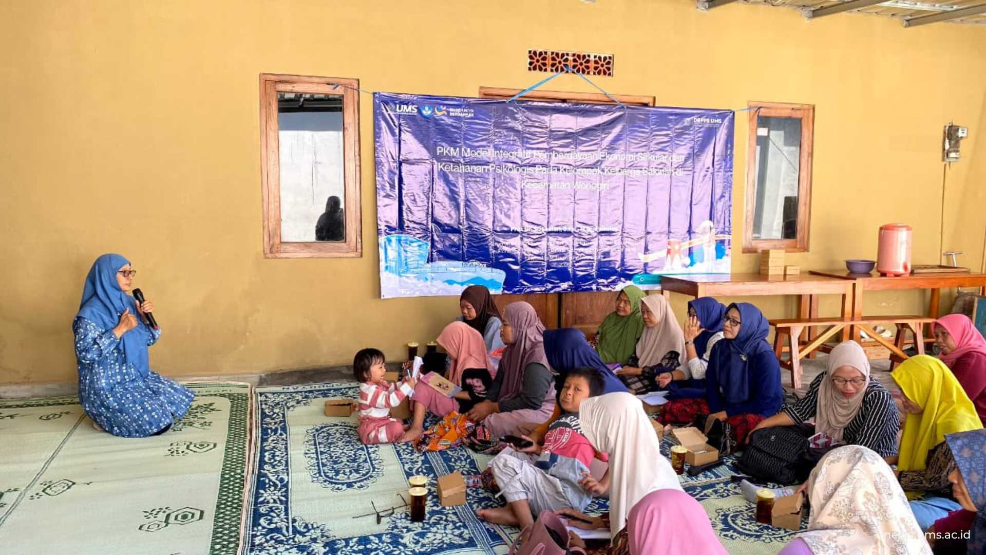 Ketua Tim Pengabdian Fakultas Psikologi UMS, Prof. Dr. Sri Lestari, S.Psi., M.Si., Psikolog., Memandu Tiga Sesi Pertama Pelatihan