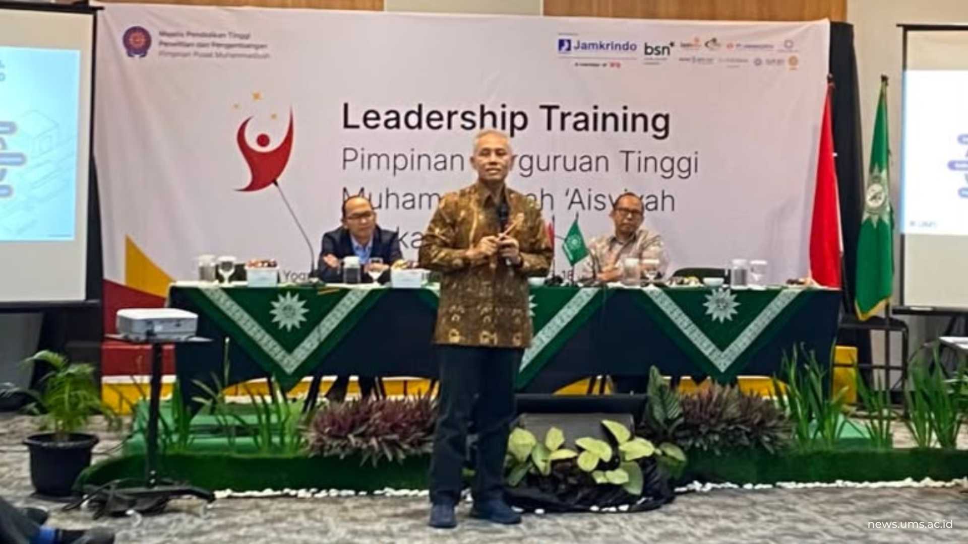 Rektor UMS saat menyampaikan materi bertajuk Adaptasi Marketing, Branding, dan Reputasi Perguruan Tinggi di Era Society 5.0.