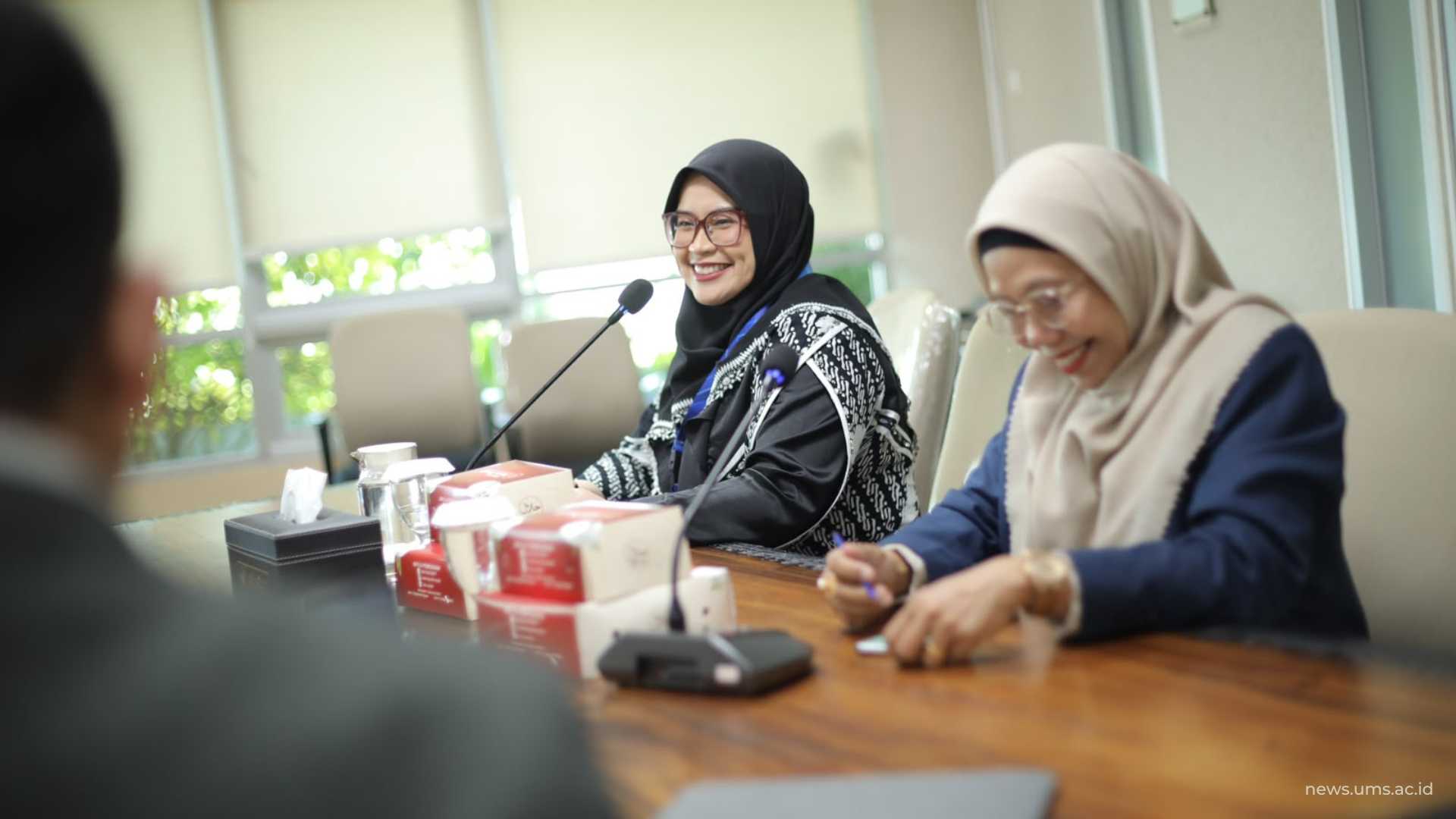 Dekan Fakultas Kedokteran Dr. dr. Flora Ramona Sigit Prakoeswa, M.Kes., Sp.DVE., Dipl.STD-HIV/AIDS, FINSDV, FAADV,