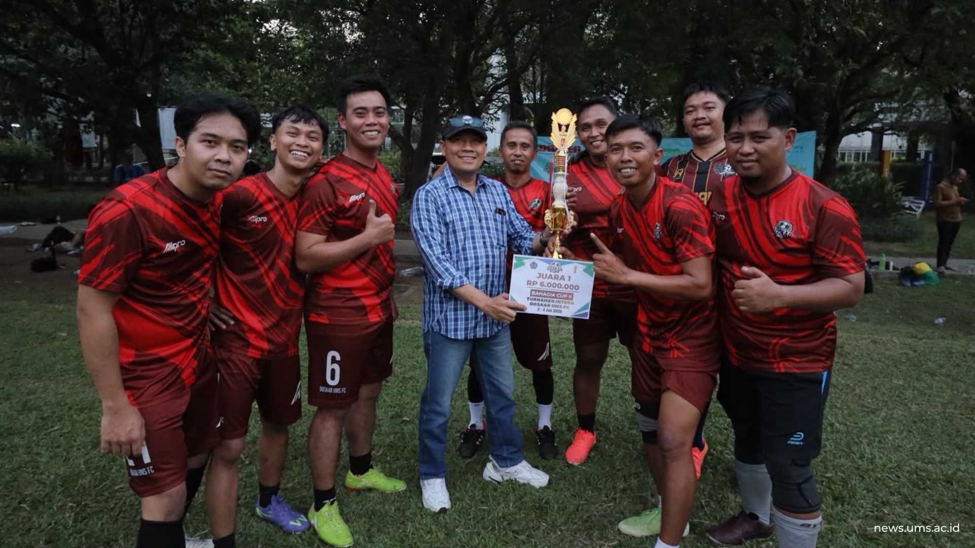Wakil Rektor 1 UMS, Ihwan Susila, menyerahkan penghargaan kepada Juara Pertama, Tim Jenderal Sudirman.
