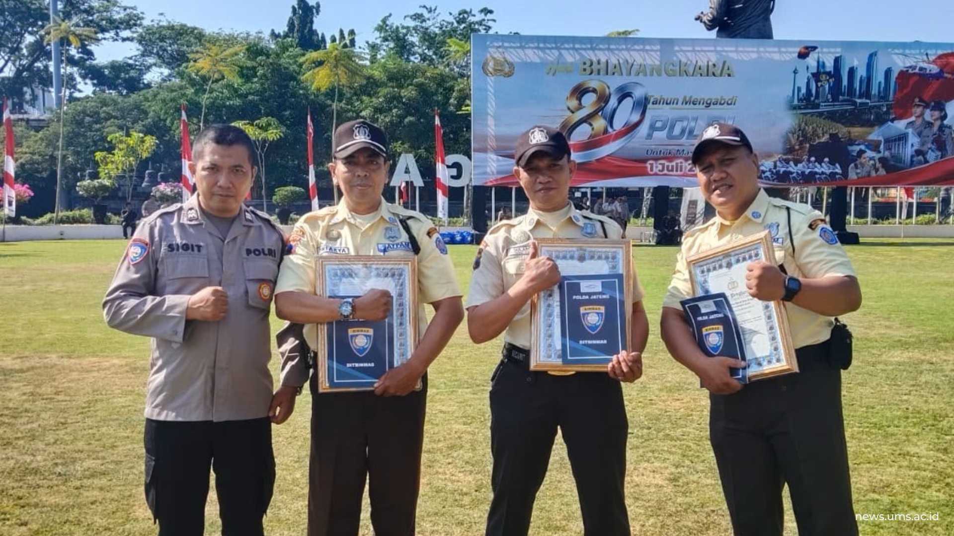 dari kanan : Agustin Murti, Sulardi, dan Dwi Ari Suryo Wibowo, saat menerima penghargaan dari Kapolda Jawa Tengah