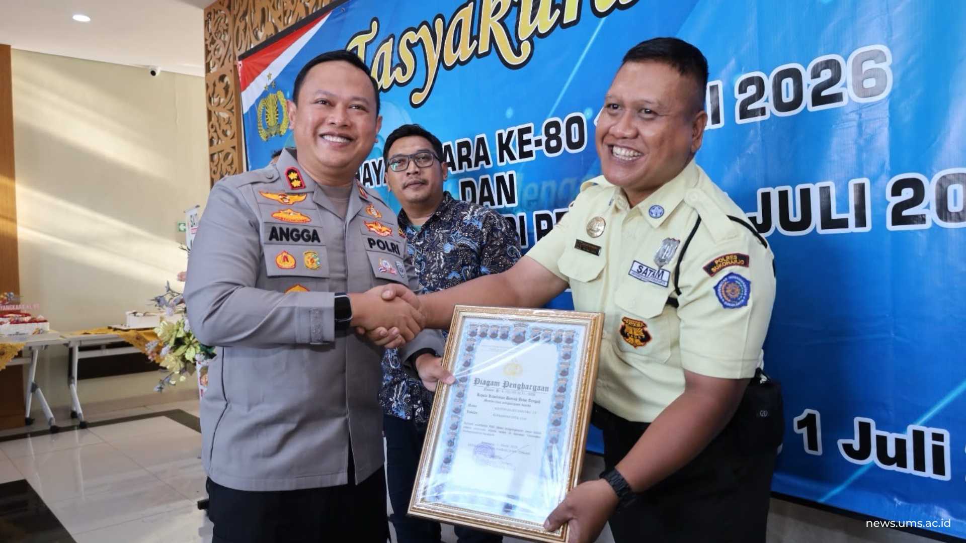 Agustin Murti, saat menerima penghargaan