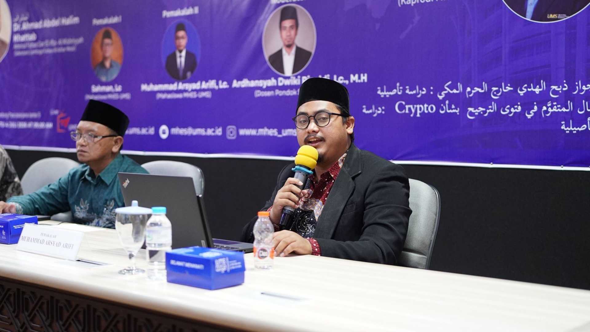 Muhammad Arsyad Arifi, Lc., mempresentasikan riset berjudul Al-Mal Al-Mutaqawwam fi Fatwa At-Tarjih bi Sya’ni Kripto Dirasatan Ta’siliyatan