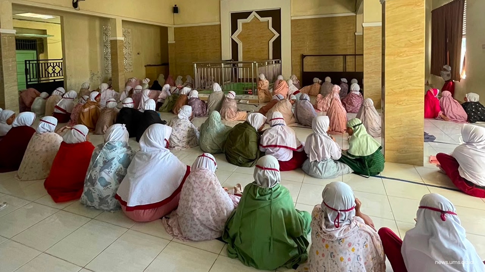 Dampingi Morning Prayer SD MPU Gedongan, Mahasiswa UMS Perkuat Karakter Religius Siswa