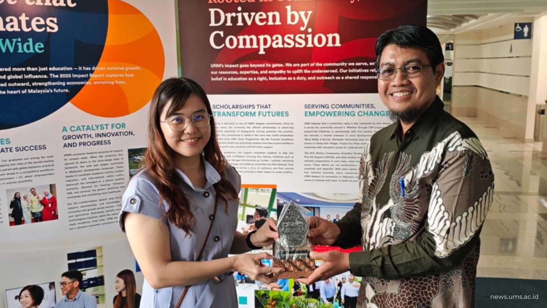 Wakil Dekan III Fakultas Farmasi UMS Peni Indrayudha, S.F, M.Biotech, Apt, Ph.D. (kanan) berfoto bersama Wan Yong Ho, Ph.D. (kiri), perwakilan dari School of Pharmacy UNM sekaligus Chair ICRS2027 Organising & Scientific Committee.