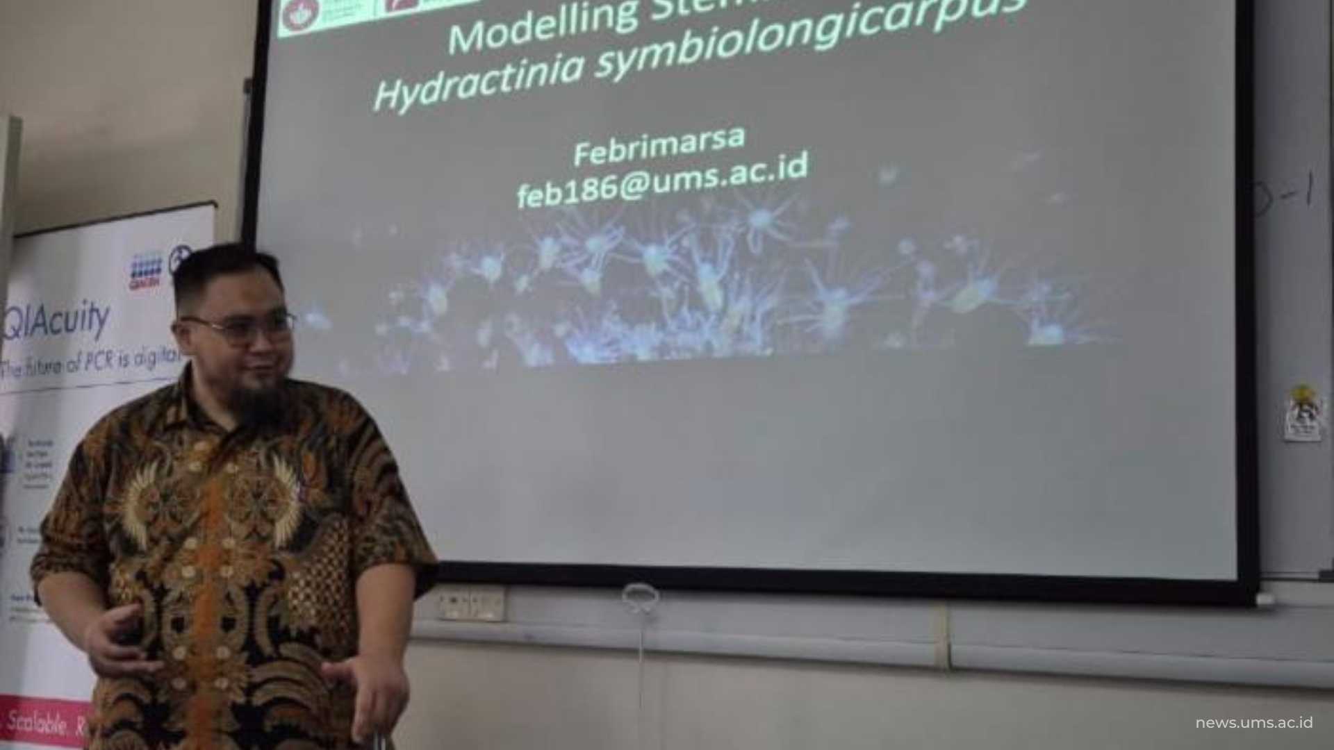 Pakar biologi molekuler dan farmasi dari Fakultas Farmasi UMS, Febrimarsa, Ph.D., saat memaparkan materi dalam seminar.