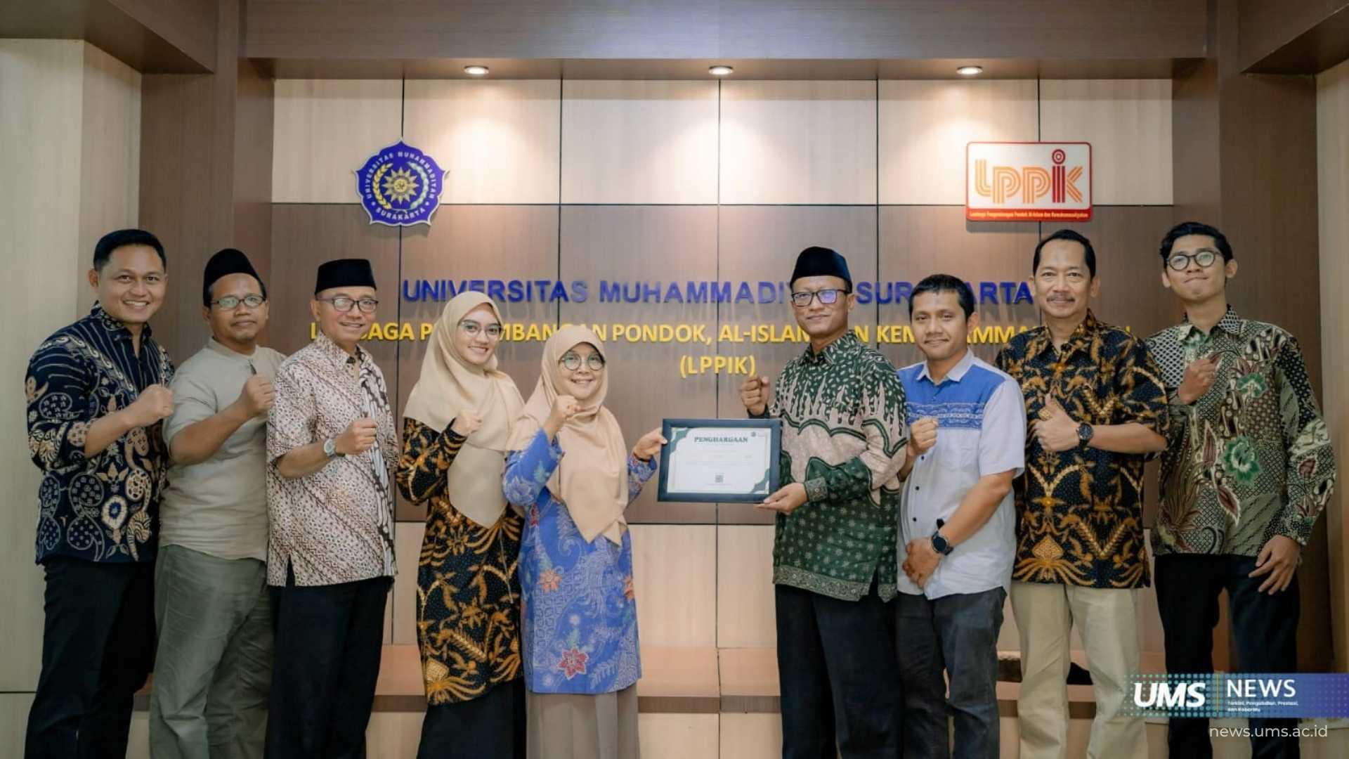 Foto bersama Penyerahan Apresiasi Wakaf Buku Tafsir Juz 29 dan Juz 30 kepada Dr. Ainur Rha'in, S.Th.I., M.Th.I. oleh Ketua LPPIK UMS, Mahasri Shobabiyah, M.Ag. Rabu (26/8/2026). Foto: Dok.Humas UMS/Imam
