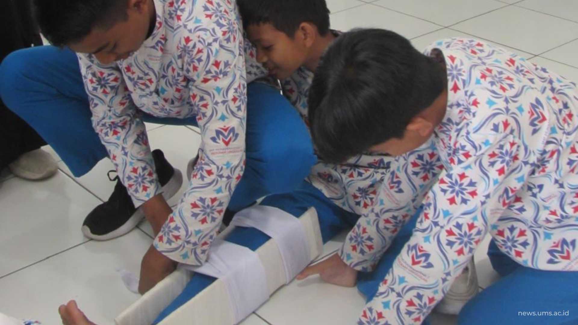 Para siswa berlatih pertolongan pertama pada kecelakaan