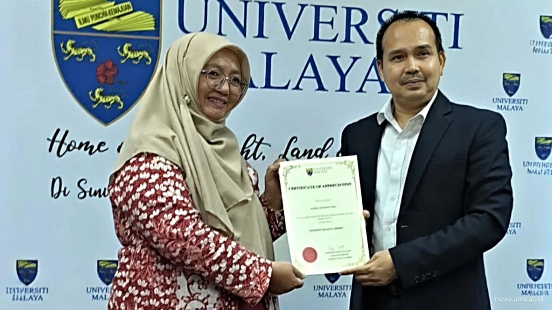 Penyerahan Sertifikat kepada Kepala Perpustakaan UMS, Maria Husnun Nisa, S.Sos., M.A
