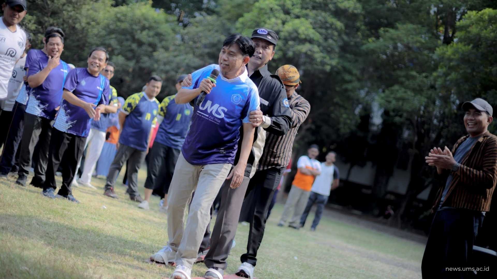 Wakil Rektor IV UMS memimpin lomba permainan tradisional bakiak
