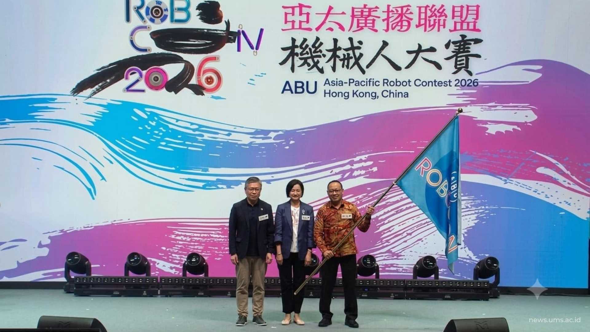 Wakil Rektor 1 UMS, Ihwan Susila, menerima bendera estafet ABU Robocon 2027 mewakili Indonesia