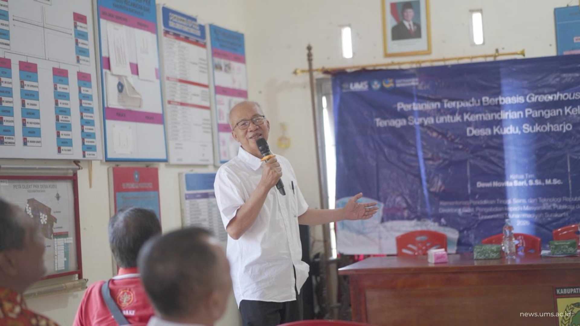 Ir. Subroto M.T. memberikan pemaparan tentang sel surya dan perancangan alat lainnya