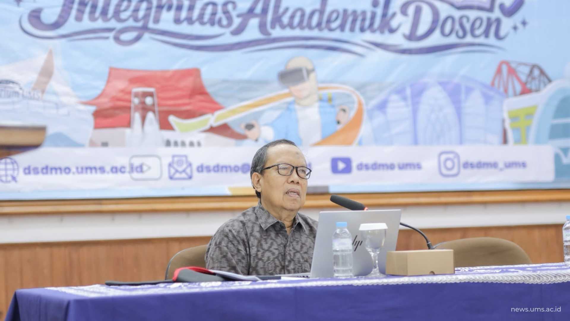 Prof. Dr. Absori, S.H., M.Hum., selaku Ketua Senat sekaligus Guru Besar Fakultas Hukum dan Ilmu Politik memberikan pemaparan terkait dengan integritas dosen