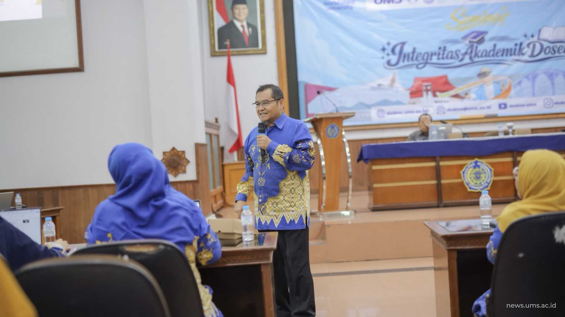 Prof. Ir. Sarjito, M.T., Ph.D., IPM., selaku Direktur Direktorat Riset, Pengabdian kepada Masyarakat, Pubilkasi dan Sentra KI menyampaikan pemaparannya terkait dengan integritas akademik dosen di era AI