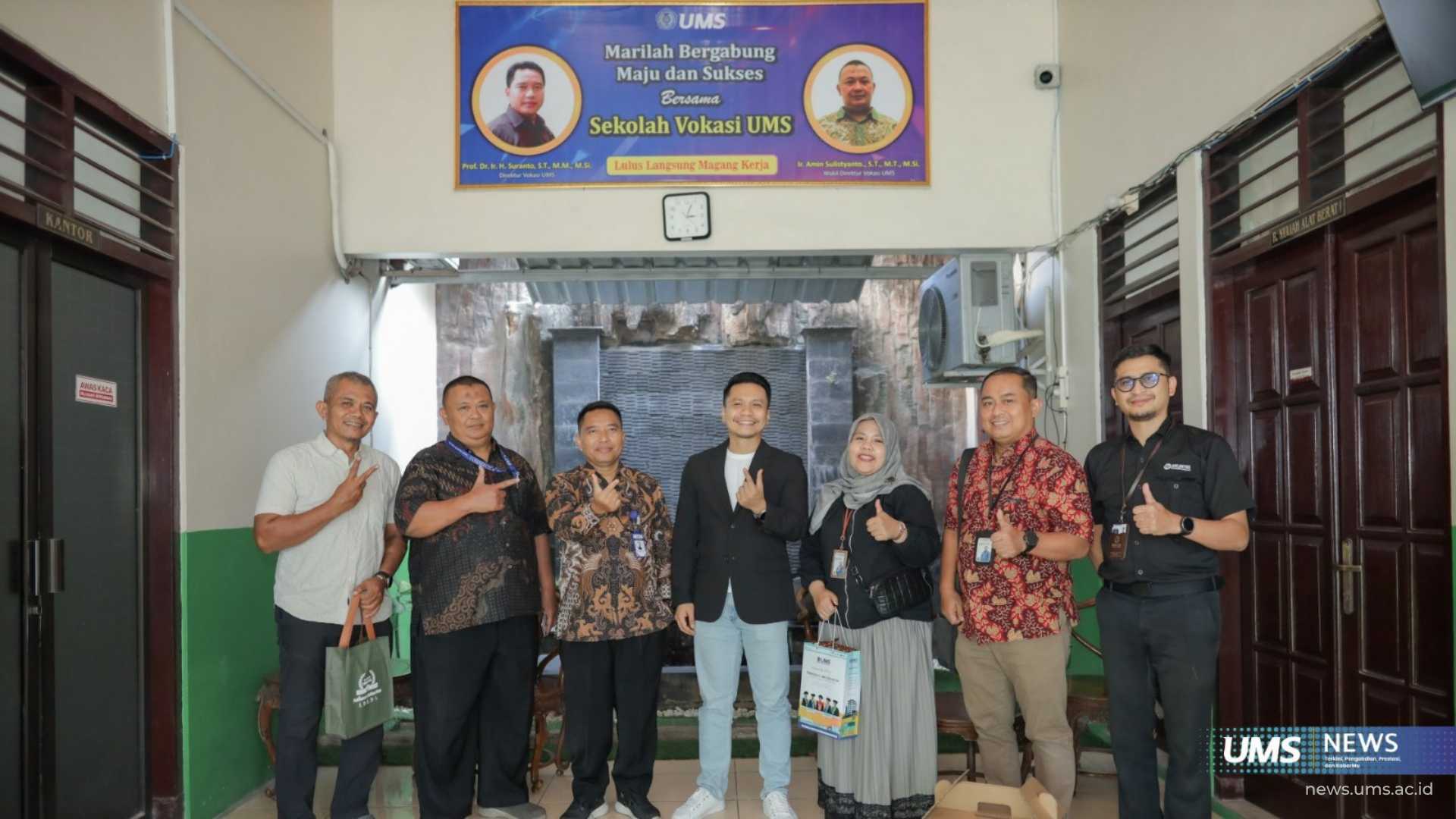 Foto bersama perwakilan Politeknik Caltex Riau (PCR) dan pimpinan Sekolah Vokasi UMS usai kunjungan lapangan. Foto: Imam/Humas UMS