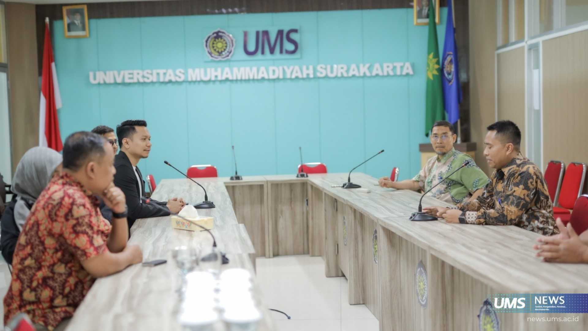 Perwakilan Politeknik Caltex Riau (PCR) (sisi kiri) dan Universitas Muhammadiyah Surakarta (UMS) (sisi kanan) saat pertemuan di Gedung Induk Siti Walidah. Foto: Imam/Humas UMS