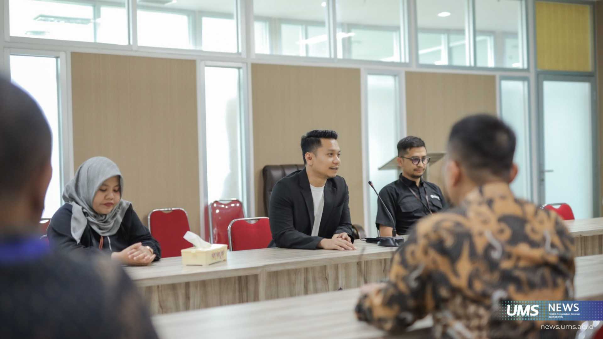 Wakil Direktur Bidang Kemahasiswaan, Pemasaran dan Kemitraan Sekolah Vokasi UMS, Zainal Arifin Renaldo, S.S., M.Hum., (tengah) menyampaikan maksud kunjungan benchmarking di Ruang Sidang Rektorat UMS. Foto: Imam/Humas UMS