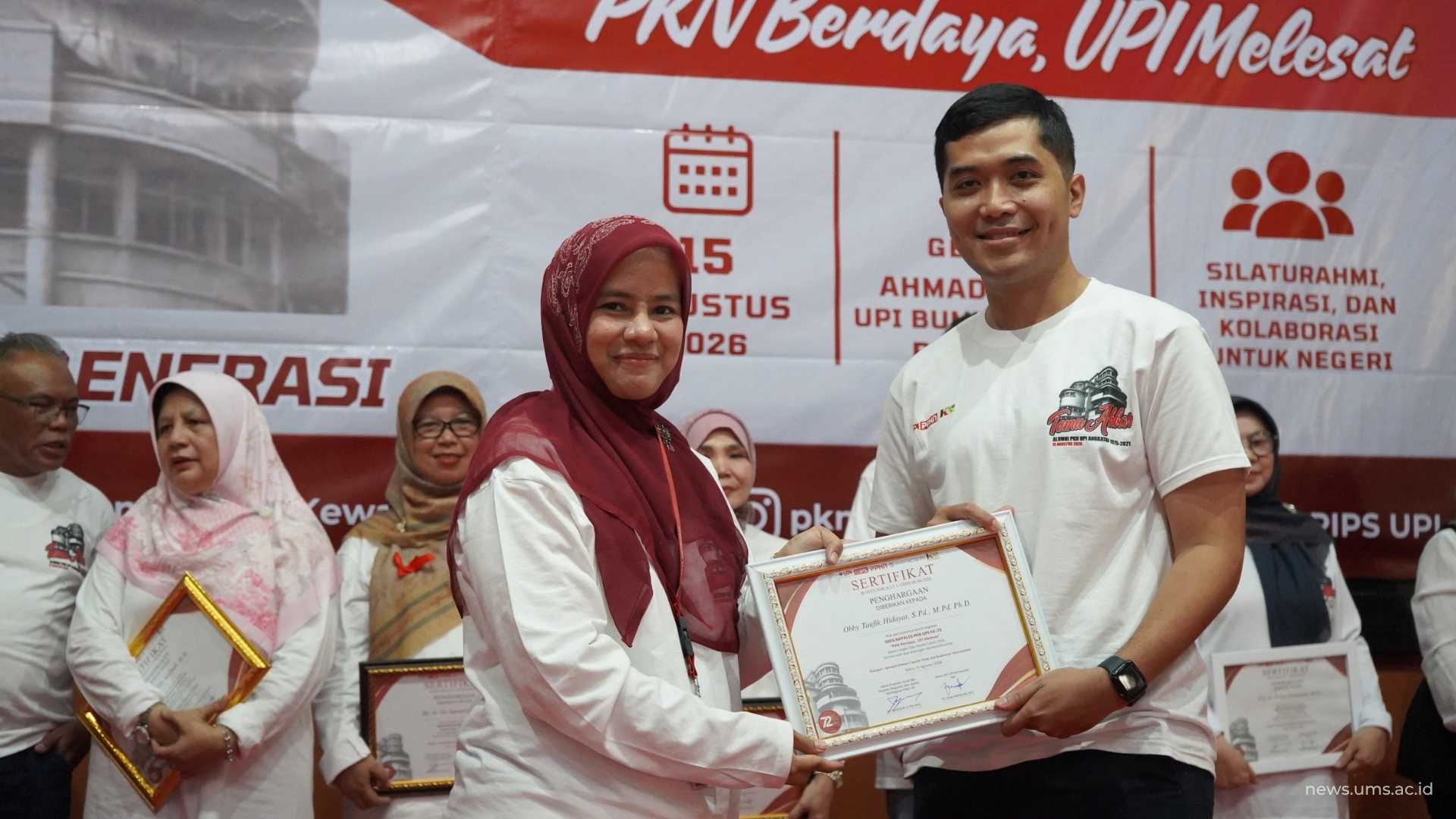Obby Taufik Hidayat, S.Pd., M.Pd., Ph.D., saat menerima sertifikat penghargaan