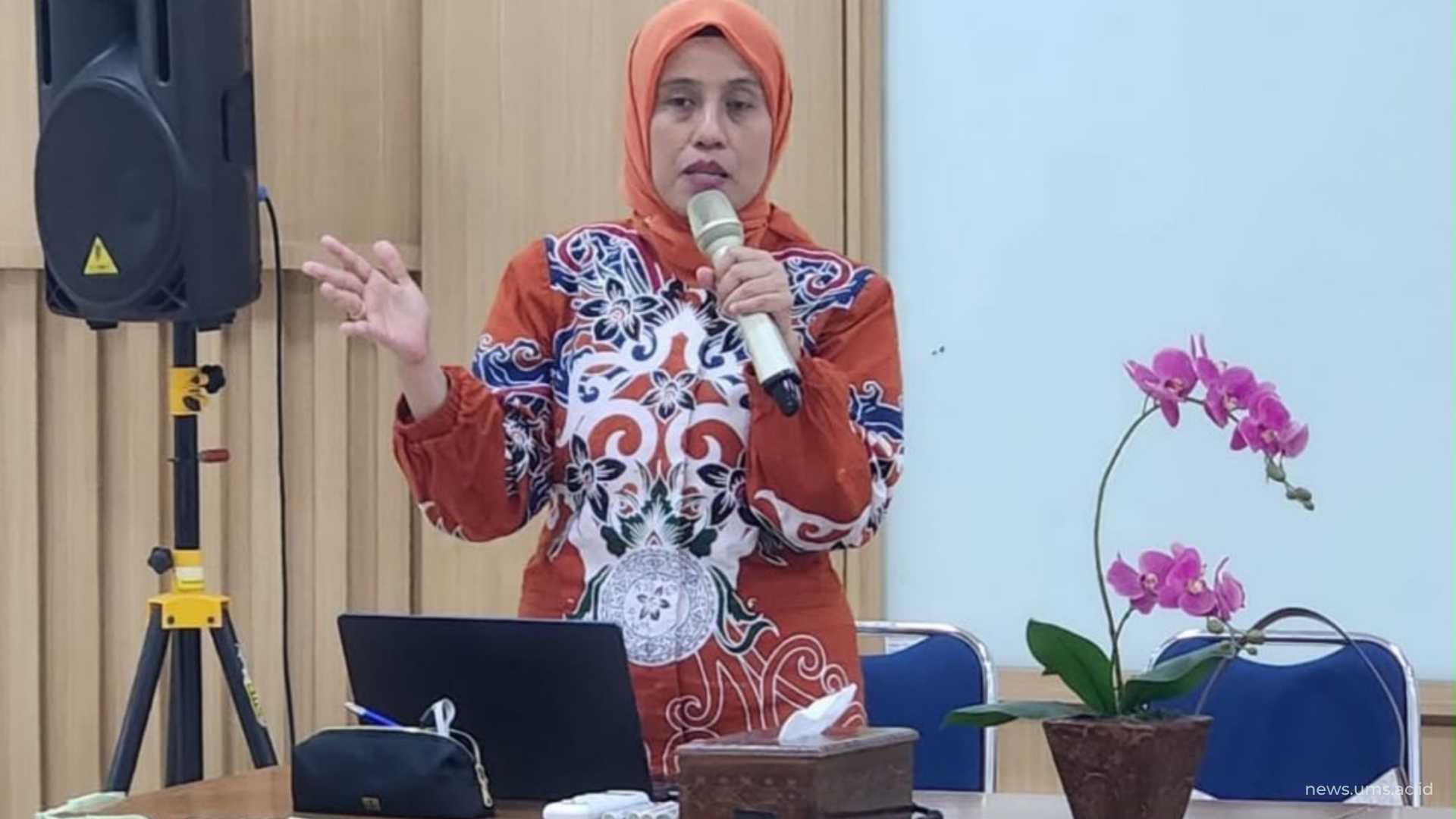 Prof. Dr.rer.nat. Triana Hertiani, S.Si., M.Si., Apt. dari Universitas Gadjah Mada sebagai narasumber.